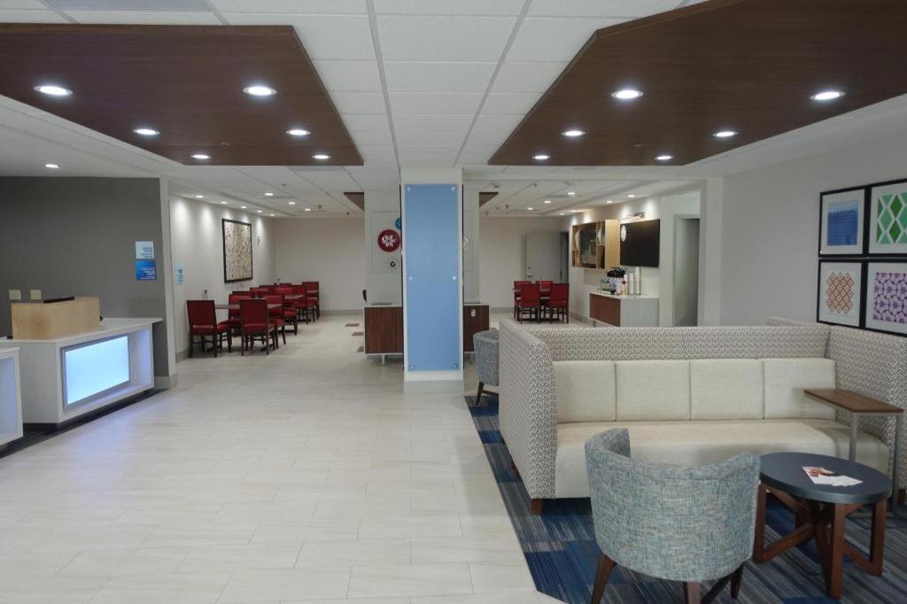 Holiday Inn Express & Suites Brentwood Exterior photo